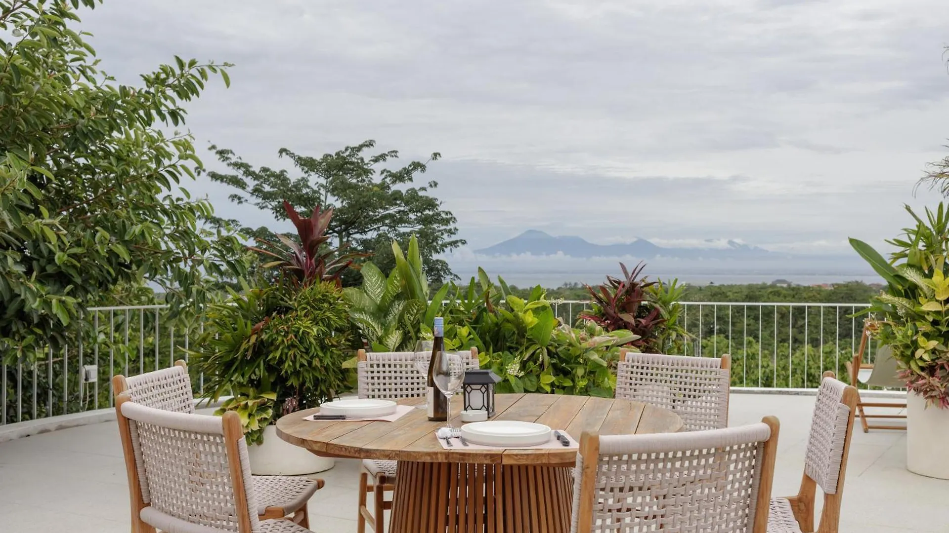 Lighthouse Bingin - 360 View Aparthotel Uluwatu  Indonesia